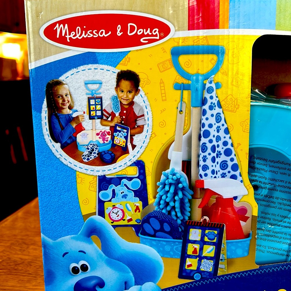 Melissa and Doug Blue’s Clues Clean up Playset